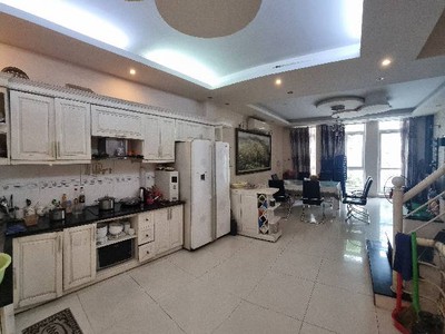 Trung tâm quận - ba bước lên phố - nhà đẹp - thông lò đúc - bay nhanh 0