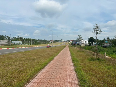 Bán nhà 2 mặt tiền đường Đại lộ, thích hợp làm nhà hàng, khách sạn. Sát cạnh sân bay 2