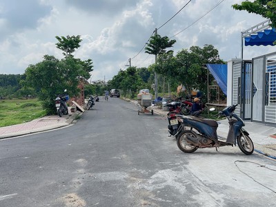 Đất nền sổ riêng thổ cư bình minh trảng bom đồng nai 1 sẹc ql1a . gía bán 1 tỷ 150/nền. lh 0799 216 4