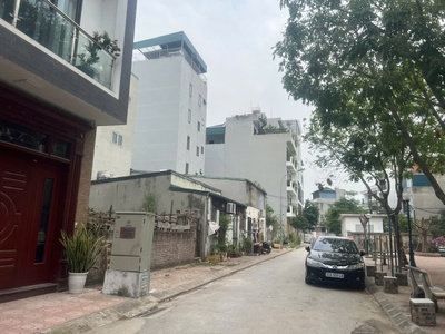 Tôi bán đất chính chủ tại long biên diện tích 45/49m, giá 6.4tỷ. ô tô đỗ cửa. view thoáng đẹp. 0