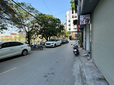 Nhà dân xây - mặt ngõ- ô tô chạy qua- cách hồng tiến 100m - dt 47m x4 tầng 8.x tỷ 2