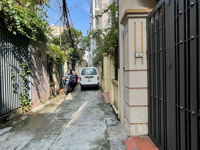 Nhà dân xây - mặt ngõ- ô tô chạy qua- cách hồng tiến 100m - dt 47m x4 tầng 8.x tỷ 3