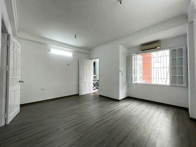 Bán nhà phố linh lang ba đình  dt 32m, 5 tầng, mặt tiền 5,1m giá 10,8 tỷ   thương lượng   nhà đẹp ở 1