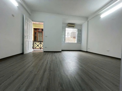 Bán nhà phố linh lang ba đình  dt 32m, 5 tầng, mặt tiền 5,1m giá 10,8 tỷ   thương lượng   nhà đẹp ở 2