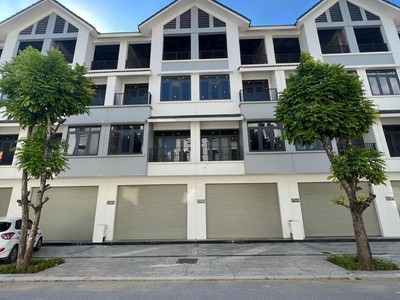 Bán gấp ,bán cắt lỗ căn liền kề 22 khu phố đi bộ trước mặt là tttm và hồ điều hòa 94m2 giá chỉ 16 tỷ 2