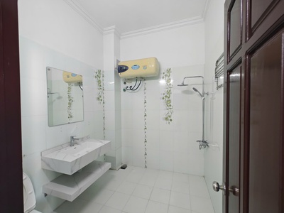 Cho thuê nhà đẹp 4 Tầng, lô góc 2 mặt tiền thoáng tại lô 9 Lê Hồng Phong . 7