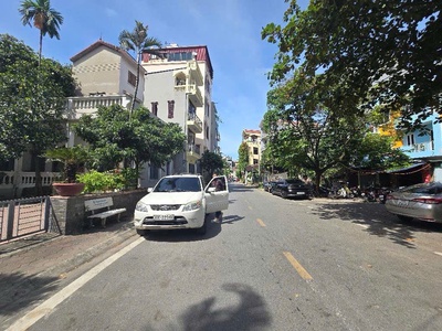 Nhà đẹp nguyễn văn cừ- long biên. diện tích 36m, mặt tiền 5.63m. giá 6.8 tỷ. nhà mới, vị trí đẹp, 0