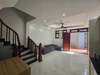 Nhà đẹp nguyễn văn cừ- long biên. diện tích 36m, mặt tiền 5.63m. giá 6.8 tỷ. nhà mới, vị trí đẹp, 1