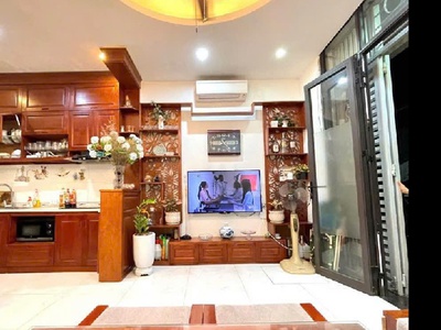 Hiếm -nhà 5 tầng  sát  chợ ngọc thụy -  10m ra ôtô tránh -giá 6 tỷ9 full nội thất - khu vực nhiều 1