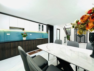 Ngã Tư Sở  41m2  5 tầng 4 ngủ  lô góc hai thoáng  cách ô tô 15m 7.6 tỷ 2