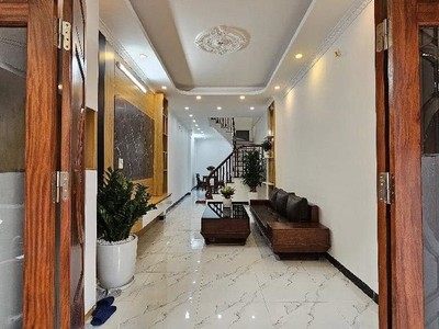 Nhà đẹp ở ngay phố trạm long biên diện tích 45m thang máy chờ giá hơn 6 tỷ 1