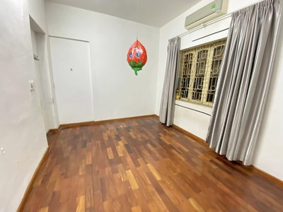 Bán nhà tập thể phố đào tấn 70, tầng thấp 2 ngủ, 1wc, khách, bếp 3 tỷ 0