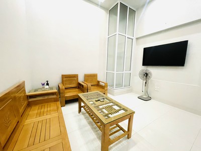 Cho thuê nhà phố Văn Cao, DT: 55m2, 4 phòng ngủ. 8