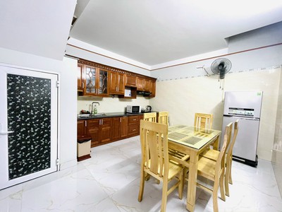 Cho thuê nhà phố Văn Cao, DT: 55m2, 4 phòng ngủ. 2