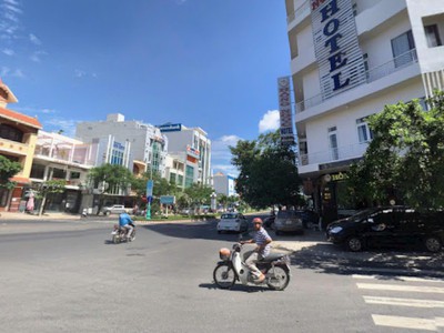 Nhà 2 lầu trung tâm tp tuy hòa, đường hùng vương, khu kinh doanh sầm uất đối diện cụm ngân hàng 0