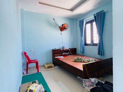 Nhà mặt tiền đường 882 phú hữu DT 64m, 3 tầng giá tốt 2