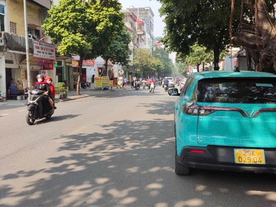 Bán phố bà triệu .dt 55m2 . giá 11x tỷ.căn cách mặt phố 2 nhà, truóc nhà 3 ô tô tránh, ngõ thông. 0