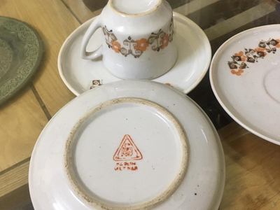 01 Chén 03 đĩa sứ Hải Dương hoa nâu rất xưa, cho ae về ghép bộ, lành đẹp. Giá bán: 200 k   ship, n 1
