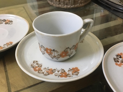 01 Chén 03 đĩa sứ Hải Dương hoa nâu rất xưa, cho ae về ghép bộ, lành đẹp. Giá bán: 200 k   ship, n 2