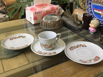 01 Chén 03 đĩa sứ Hải Dương hoa nâu rất xưa, cho ae về ghép bộ, lành đẹp. Giá bán: 200 k   ship, n 0