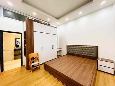 Chủ nhà cần bán gấp nhà đê la thành dt 39 -6 tầng -mt 5.4 giá 15 tỷ ba đình 0