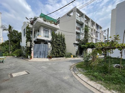 Lô đất 2 mặt thoáng đối diện vạn phúc city. cạnh ql13. hbp. tđ.  4,8 13.5  giá 4 tỷ 150 tl. 2