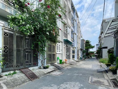 Lô đất 2 mặt thoáng đối diện vạn phúc city. cạnh ql13. hbp. tđ.  4,8 13.5  giá 4 tỷ 150 tl. 3