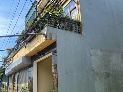 Cách ql1a 100m  ngọc hồi t.c: 3.7 t.ỷ thương lượng - nhà diện tích 50 mét - dân xây - 4 tầng 2