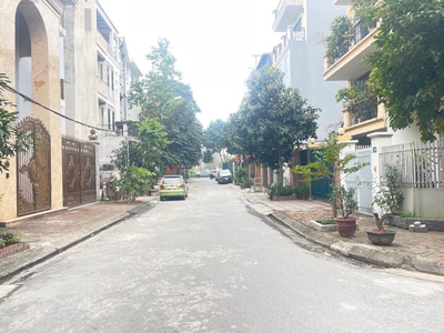 Trung tâm việt hưng -vị trí đẹp - kinh doanh - ô tô tránh 1