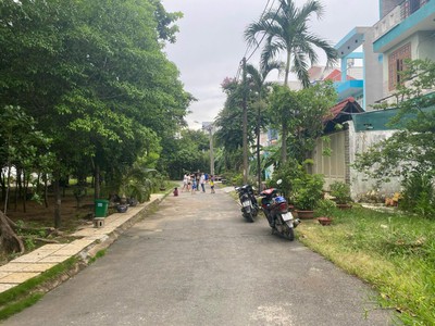 Chính chủ gửi bán đất liên phường - sát đỗ xuân hợp, global city 135m2 sỏ riêng, đối diện công viên 2