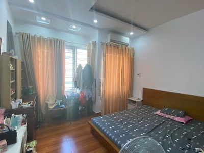 ĐẸP HIẾM CÓ Tại Thư Trung Ngô Gia Tự 42mx 3 tầng Ô tô đỗ cửa có gara Chỉ 2 tỷ 950 0
