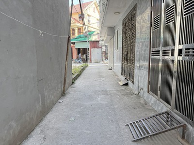 Chính chủ bán 52,7m2 đất tổ 7 Cự Khối. Đường 2,7m chạy thông ô tô con, gần chợ, gần trường 2