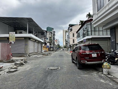 Ngôi nhà mặt phố ở nguyễn xiển đường rộng 12m dải nhựa 2 làn vỉa hè 3m 0