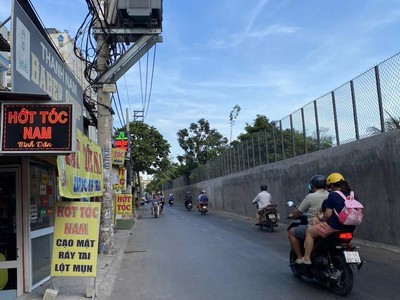 Nhà mới đẹp, gần đường xe hơi.  2 tầng, 28m2, 2pn, thạnh lộc 27, q.12 - 2 tỷ 450 triệu. 0