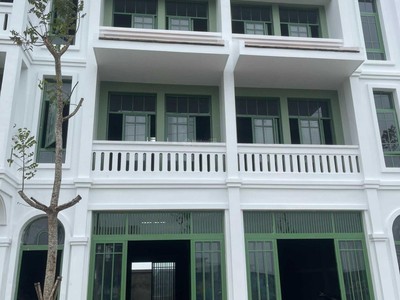 Nóng e đang có 1 căn towhown giá ngoại giao hướng công viên lễ hội tại dự án sun urban city 1
