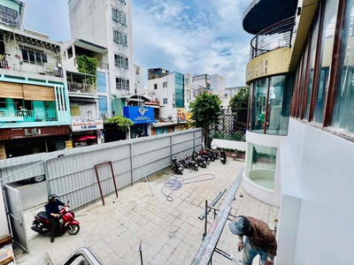 Cho thuê nhà 04 Trần Quang Diệu, Quận 3. Trệt, 2 lầu, Ngang 21x20, DT 1000m2 giá 250 Tr 3