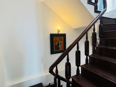 Cần bán nhà thụy khuê tây hồ dt rộng gần chợ , lô góc 3 thoáng nhỉnh 10x ty 2