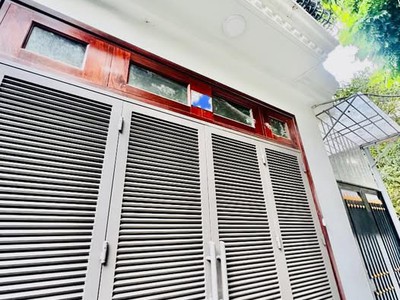 Nhà đẹp xinh khu trung tâm long biên. diện tích 36/ 50m. nhà 5 tầng mặt tiền rộng. lô góc 3 thoáng. 0