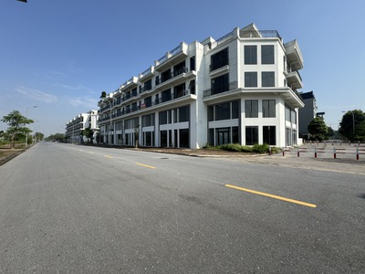 Cần bán gấp 80,6m2 Shophouse Metropolitan - Mặt phố Nguyễn Mậu Tài. Hai mặt đường trước sau 3