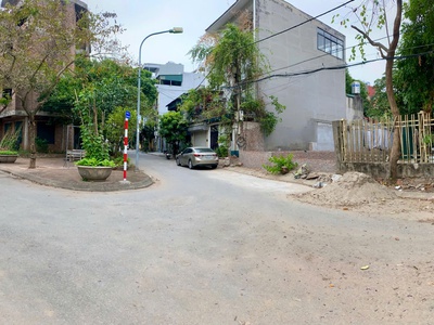 Chính chủ gửi bán đất mặt phố  thượng thanh  - long biên. lô 2 mặt tiền trước sau 2