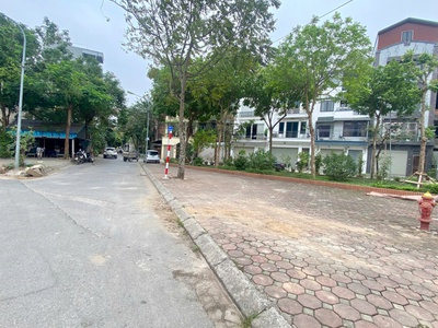Chính chủ gửi bán đất mặt phố  thượng thanh  - long biên. lô 2 mặt tiền trước sau 3