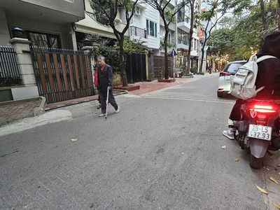 Gấp, bán tòa văn phòng dương khuê  65m2x7t, thang máy,vỉa hè ô tô tránh, 25 tỷ 0