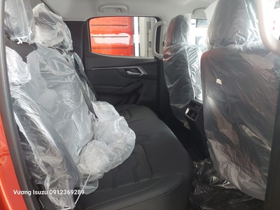Em đang sẵn Dmax hilander màu xanh giao ngay 8