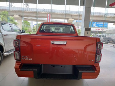 Em đang sẵn Dmax hilander màu xanh giao ngay 9