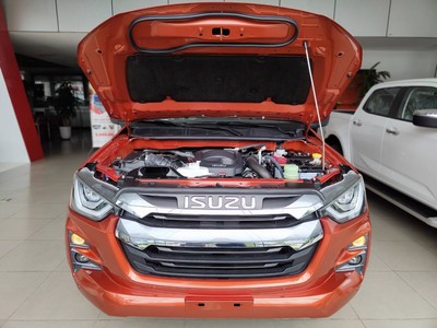 Em đang sẵn Dmax hilander màu xanh giao ngay 10