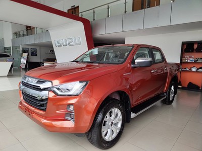 Em đang sẵn Dmax hilander màu xanh giao ngay 1