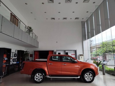 Em đang sẵn Dmax hilander màu xanh giao ngay 3