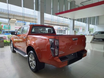 Em đang sẵn Dmax hilander màu xanh giao ngay 4