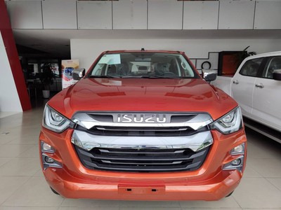 Em đang sẵn Dmax hilander màu xanh giao ngay 5