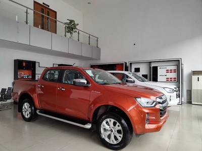 Em đang sẵn Dmax hilander màu xanh giao ngay 6